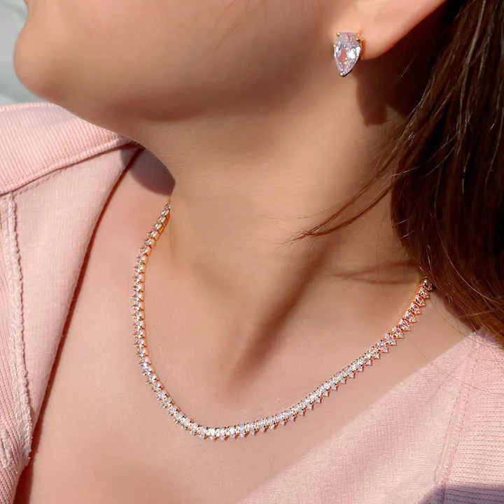طقم مجوهرات رائع من قلاداتGorgeous jewelry set of necklaces