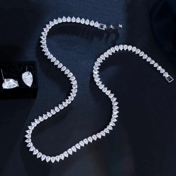 طقم مجوهرات رائع من قلاداتGorgeous jewelry set of necklaces