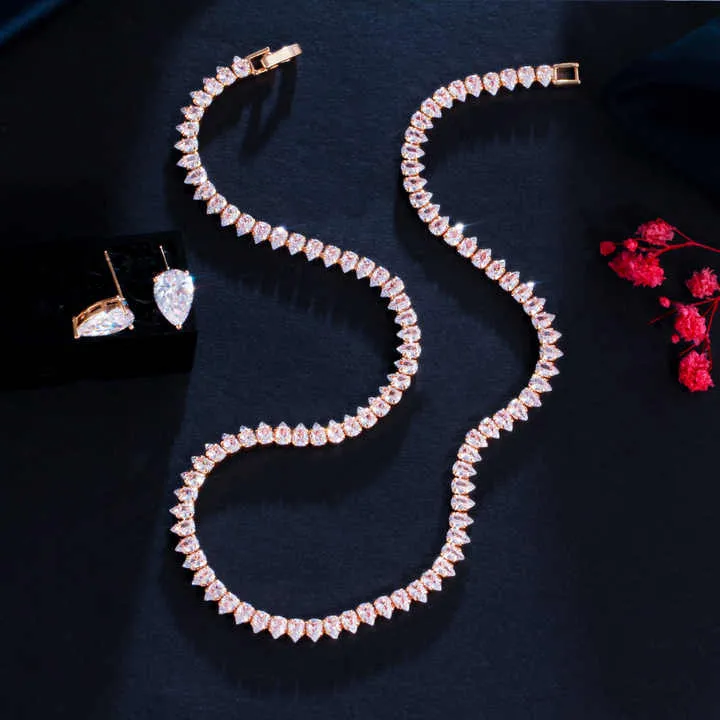 طقم مجوهرات رائع من قلاداتGorgeous jewelry set of necklaces