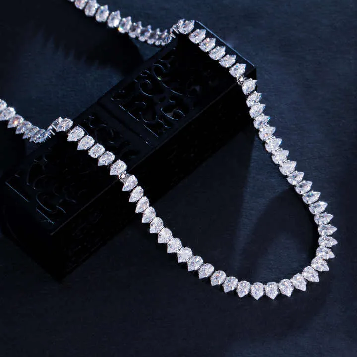 طقم مجوهرات رائع من قلاداتGorgeous jewelry set of necklaces