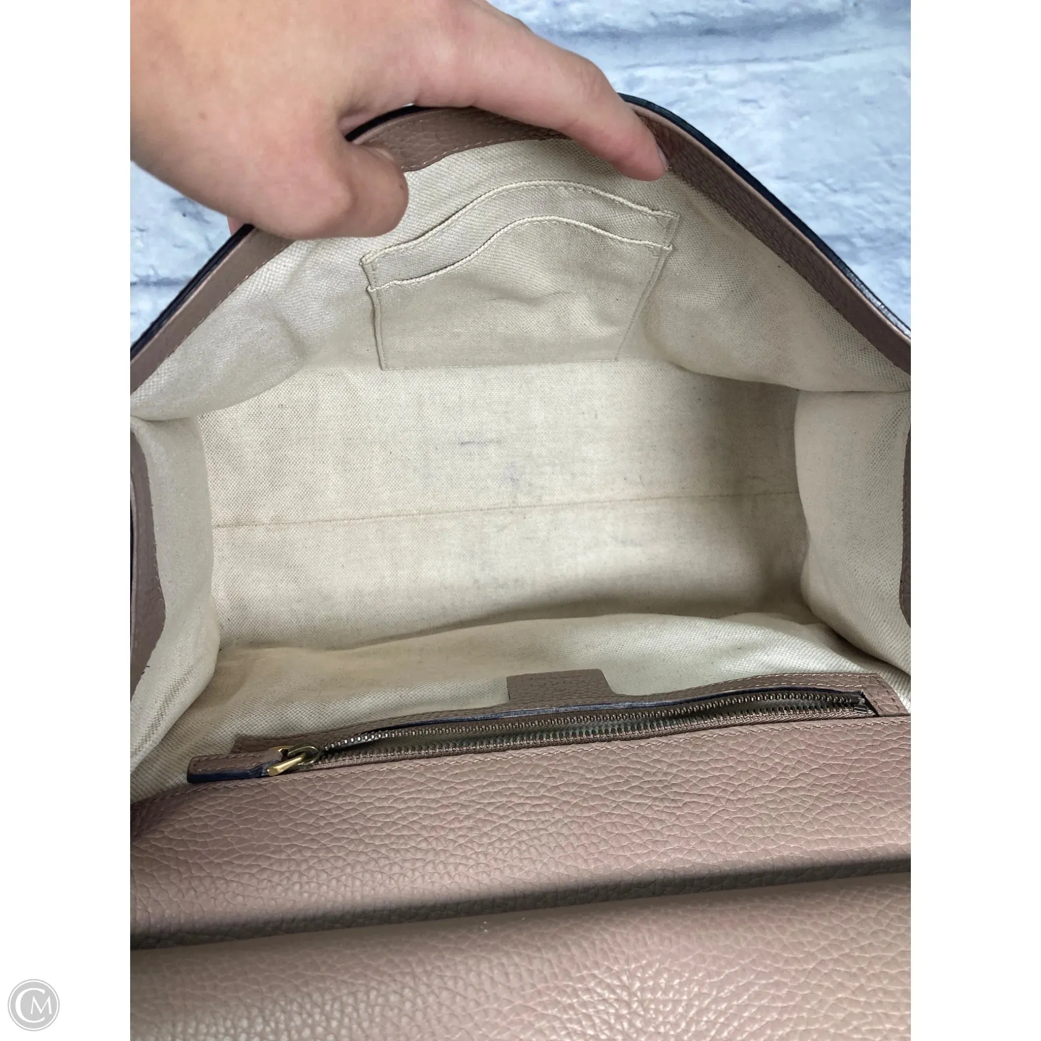 Crossbody Luxury Designer By Gucci, Size: Medium