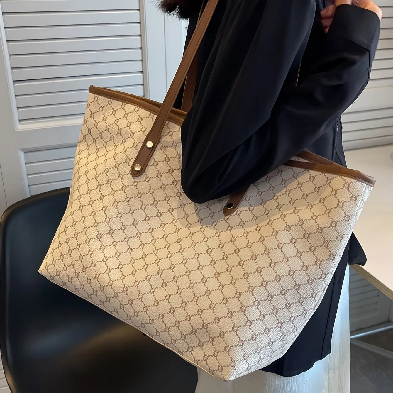 Versatile Geometric Tote Stylish Spacious Handbag for Work School Shopping